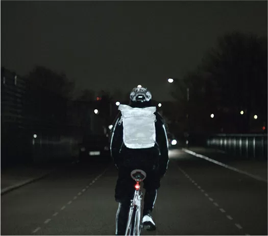 Volvo LifePaint lo spray salva ciclisti che si vede solo di notte