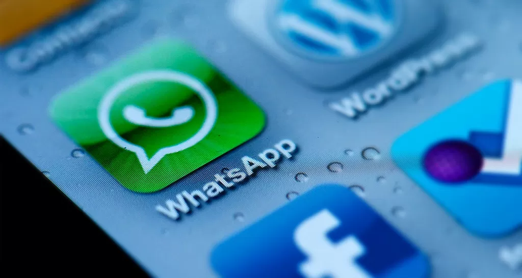 WhatsApp, le chat criptate forse violate da John McAfee