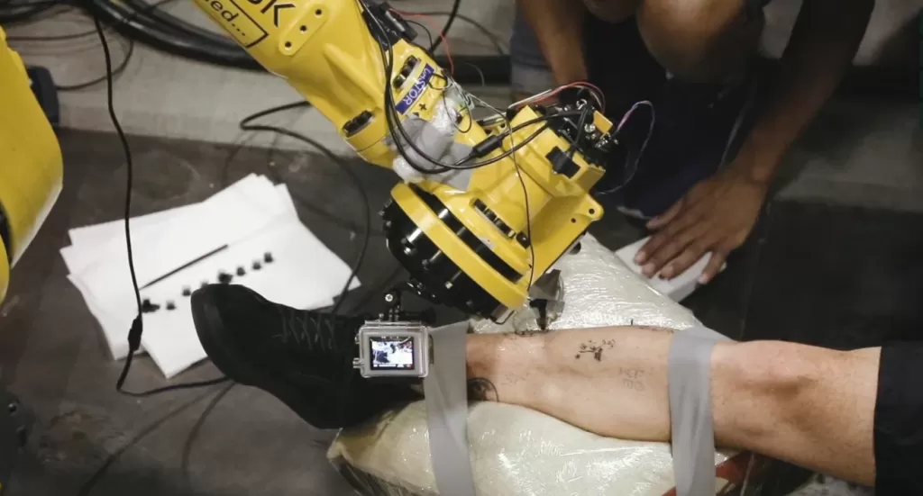 Tatoué, il primo robot al mondo che realizza tatuaggi