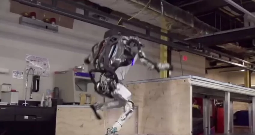 Atlas: il robot di Boston Dynamics che ha imparato il parkour